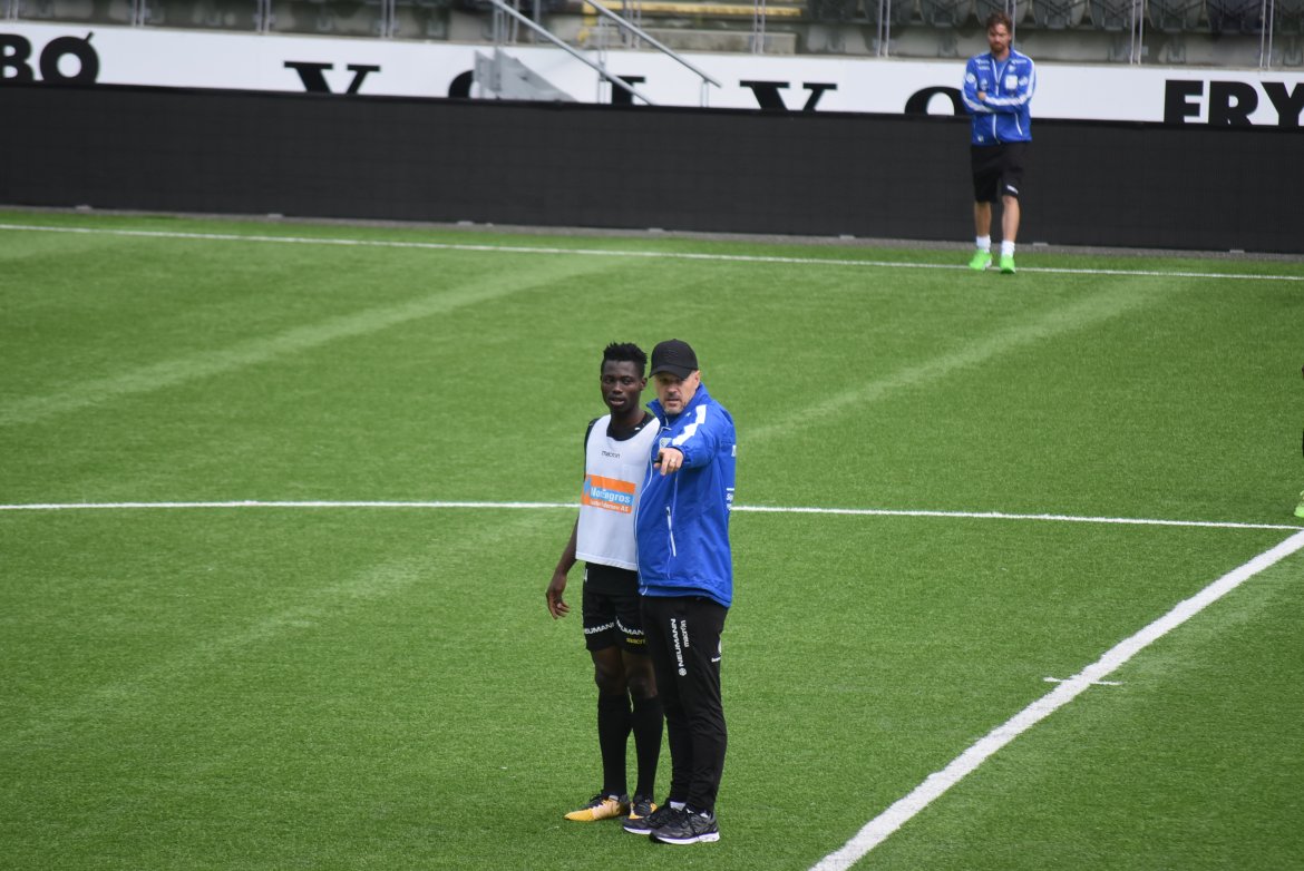 Rekdal gir Akinyemi noen instruksjoner.