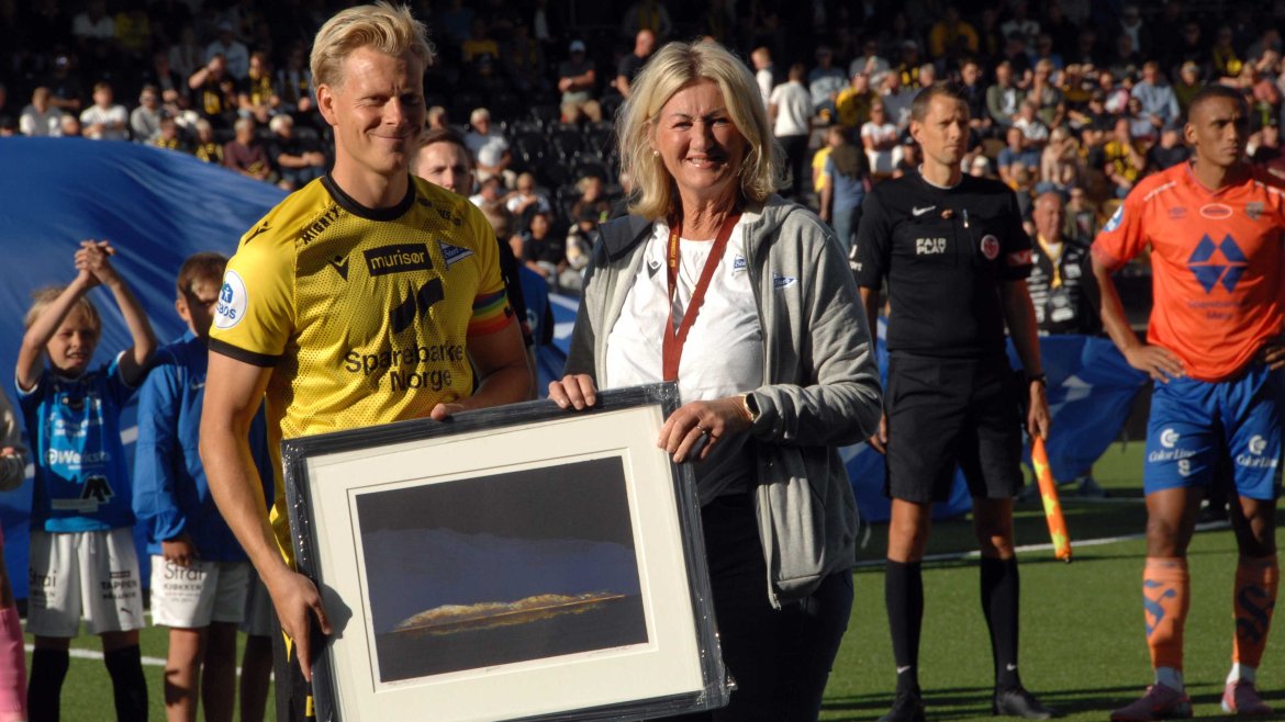 Bestemann i forrige kamp: Eirik Schultze mottar bilde fra Hilde Sørgaard