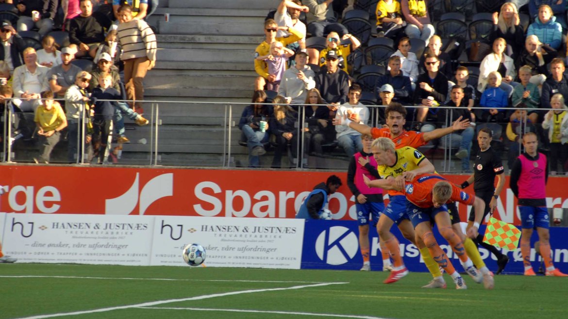 Lorentzen opstrueres før 2-0 målet