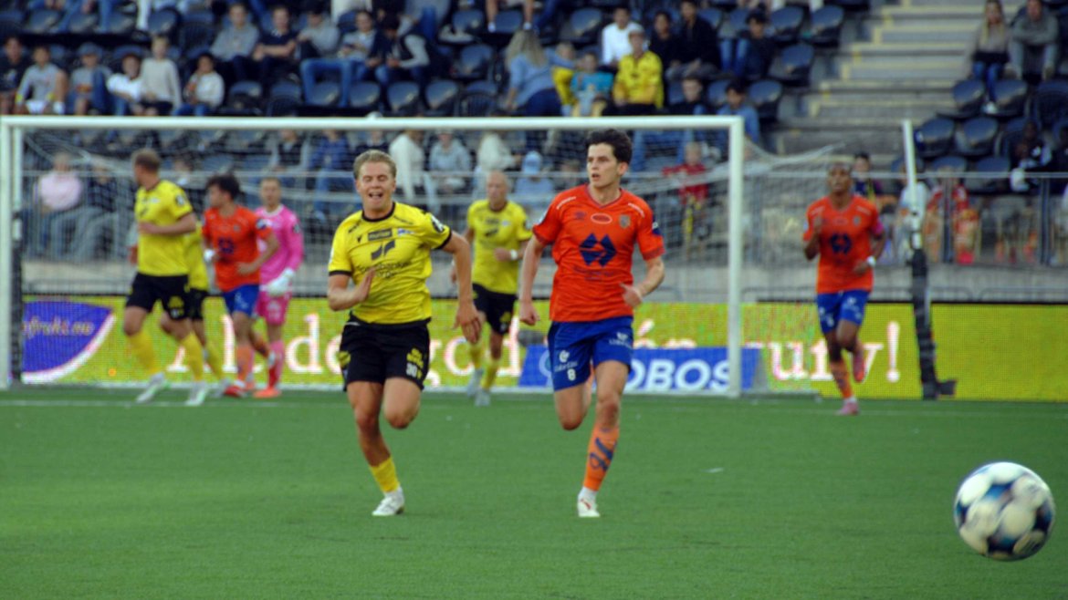 Lukas Gausdal jager ballen