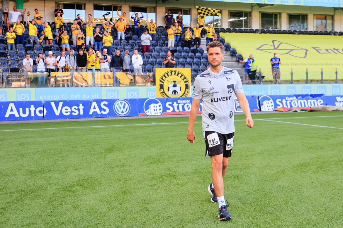 Start-trener Sindre Tjelmeland etter å ha feiret med fansen. Foto: Tor Erik Schrøder / NTB