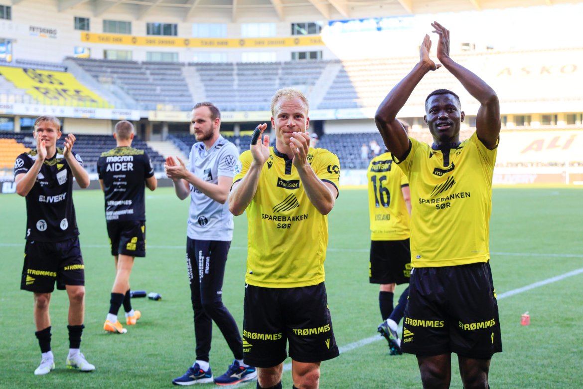 Martin Ramsland og Adeleke Akinyemi takker publikum etter kampen mot Stjørdals-Blink. Foto: Tor Erik Schrøder / NTB