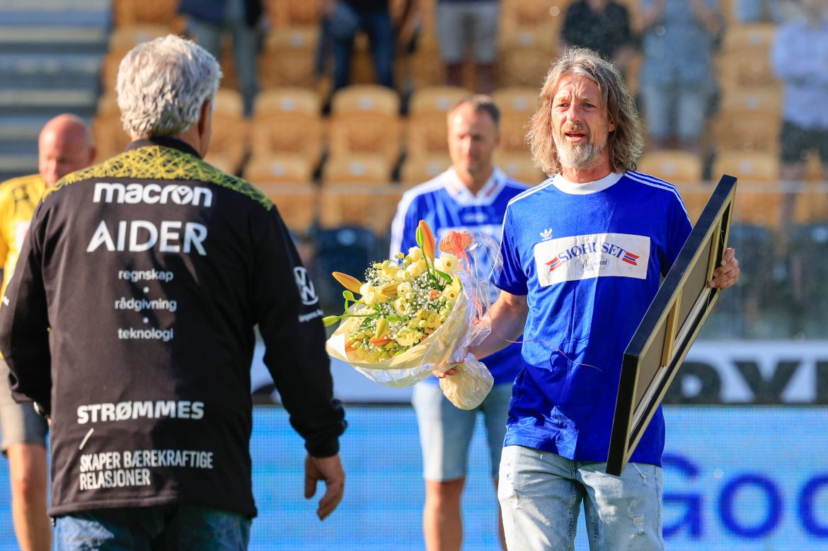 Erik «Myggen» Mykland mottar gave og blomster fra klubben på sin 50 års dag. Foto: Tor Erik Schrøder / NTB