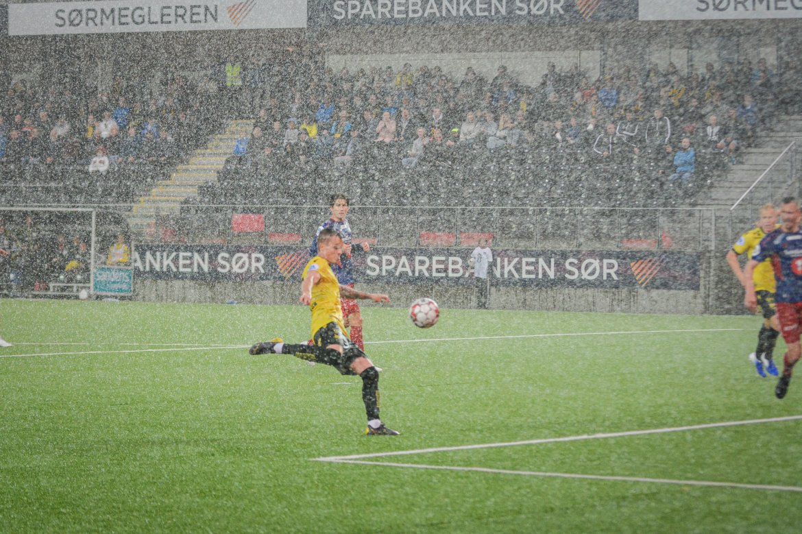 Stor sjanse, men ser Aron ballen? FOTO: Tobias Bjerkholt Svensson
