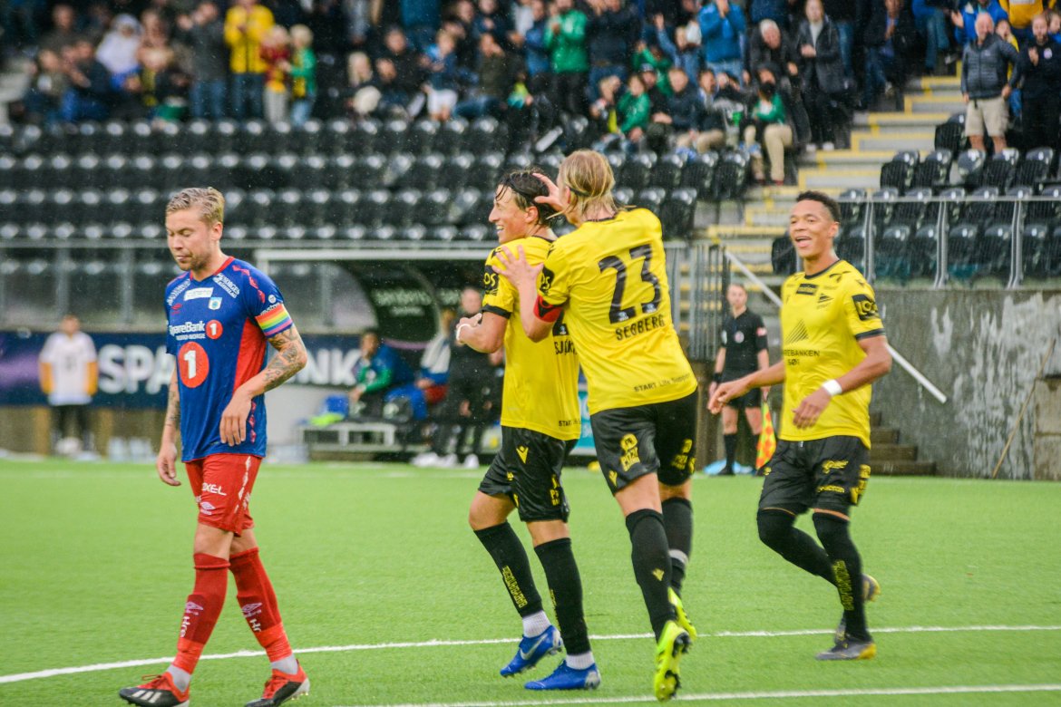 Gratulantene strømmer på! FOTO: Tobias Bjerkholt Svensson