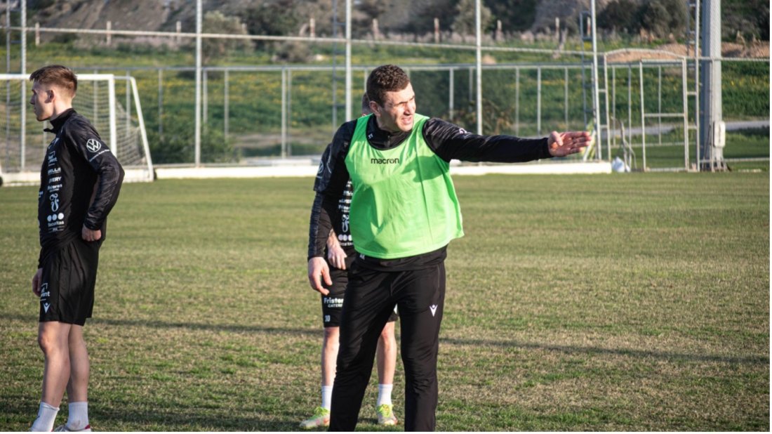 Azar Karadas under trening.jpg