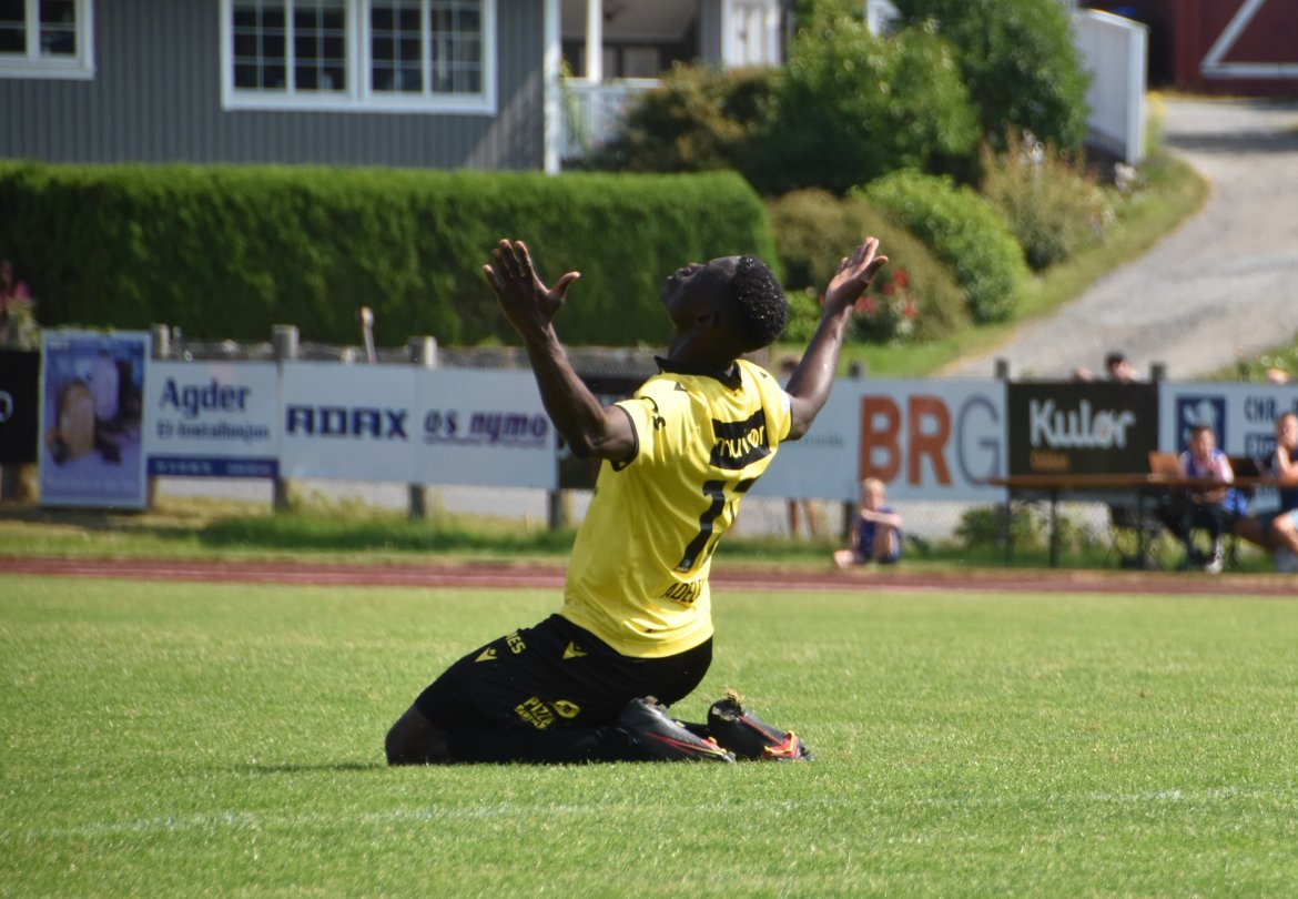 Hattrick-helten, Adeleke Akinyemi