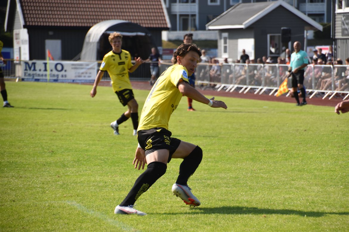 Levi Eftevaag og Sander Sjøkvist i 8-0-seieren over Express på Fevik stadion