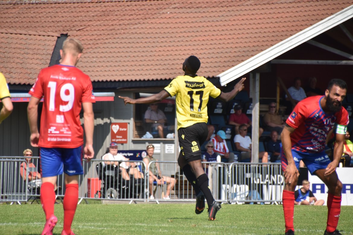 Adeleke Akinyemi feirer ett av tre mål i 8-0-seieren over Express.