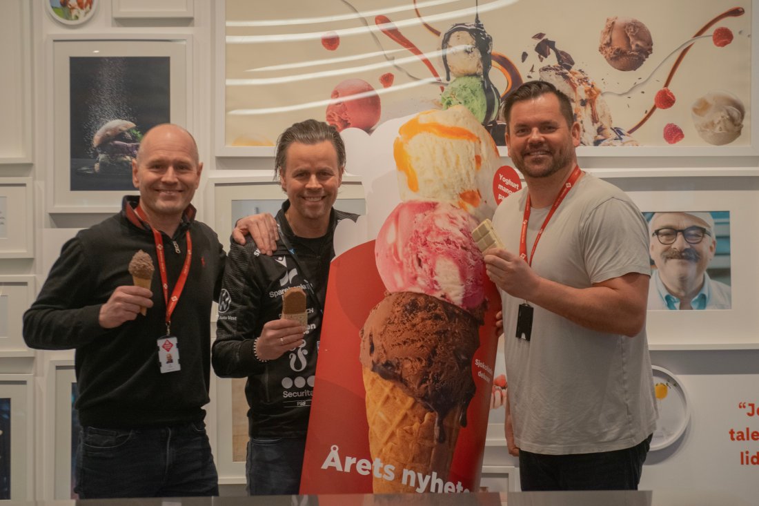(F.v) Atle Hodne (Regionsleder, Hennig-Olsen) , Kristian Westgaard (Salgs- og markedssjef, IK Start) og Alexander Høibo (Sponsor- og Eventansvarlig).