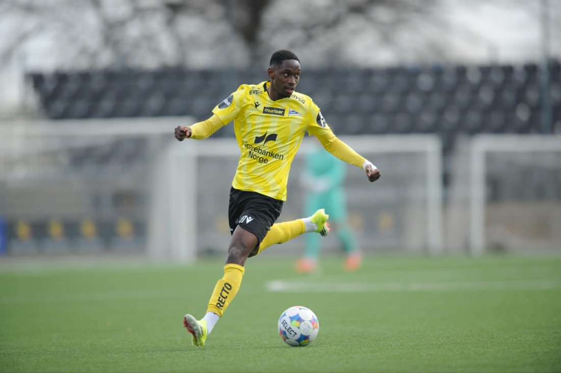 Ousmane var tilbake på gamle trakter da han igjen spilte på Nordre Åsen, men denne gangen med Start-drakt. Foto: Sjur Stølen.