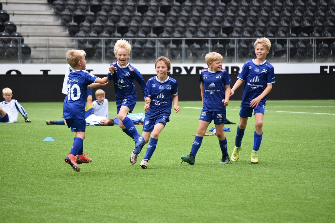 Guttene fra Vindbjart FFO jubler scoring. Gleden over mål var minst like stor på onsdagens FFO-turnering som den er når Start-gutta scorer i OBOS-ligaen. 