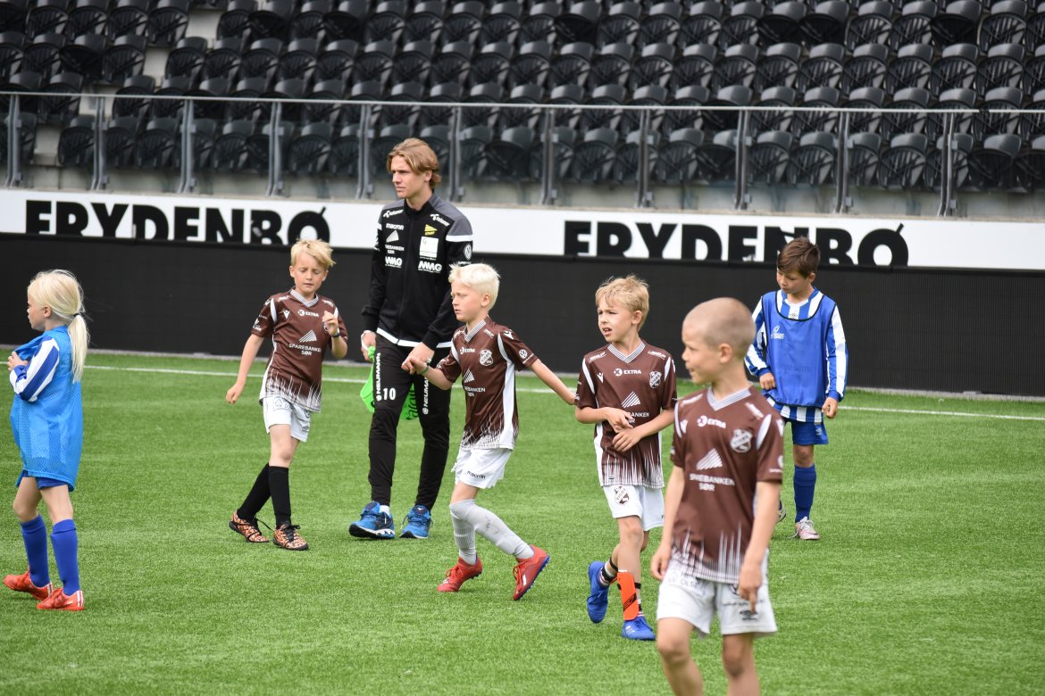 Vigør- og Donn-barn i aksjon, med Mikael Ugland som dommer.