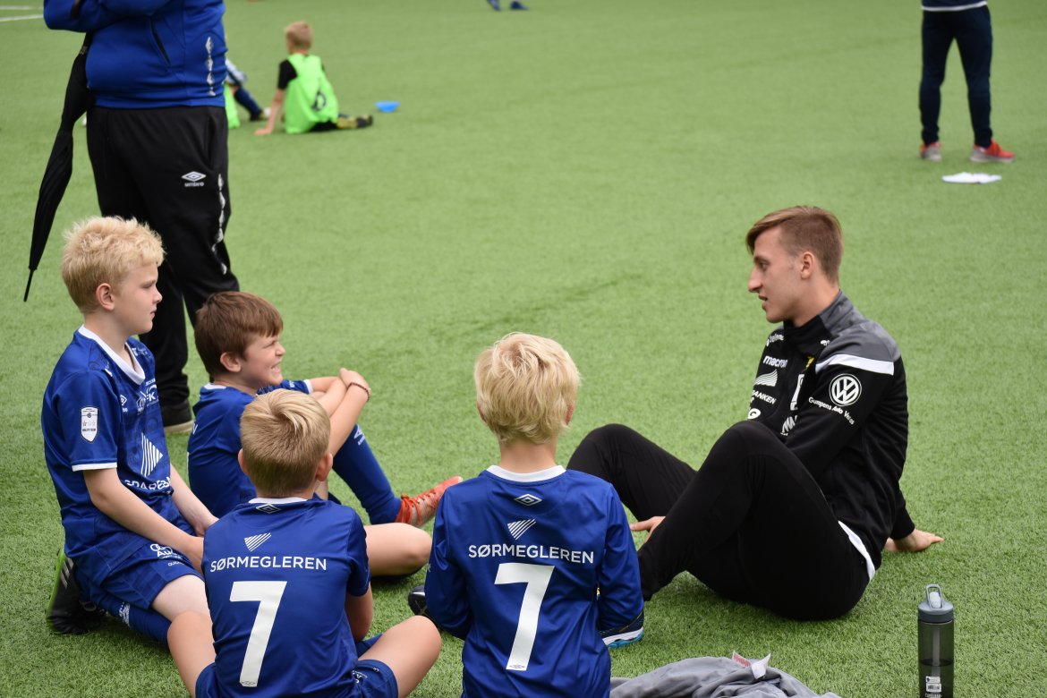 Adnan Hadzic hadde noen gode råd og tips å komme med til ivrige fotballgutter med store drømmer.