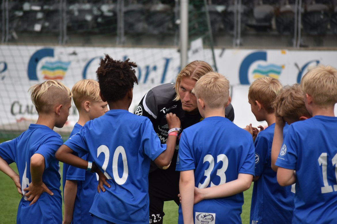 Start-kaptein Erlend Segberg med en siste «peptalk» før Fløy FFO skal i aksjon. 
