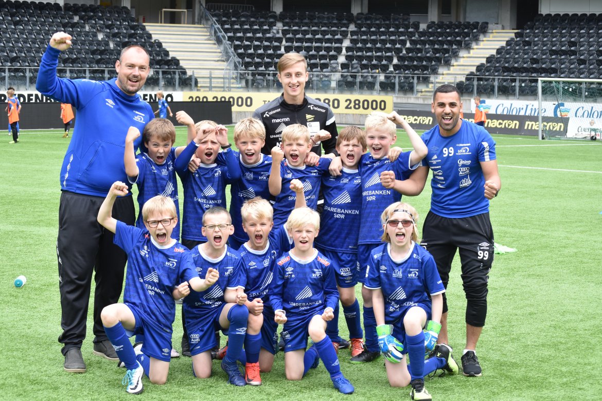 Vindbjart FF, som for anledningen hadde med seg Adnan Hadzic i trenerteamet, storkoste seg på Sparebanken Sør Arena.