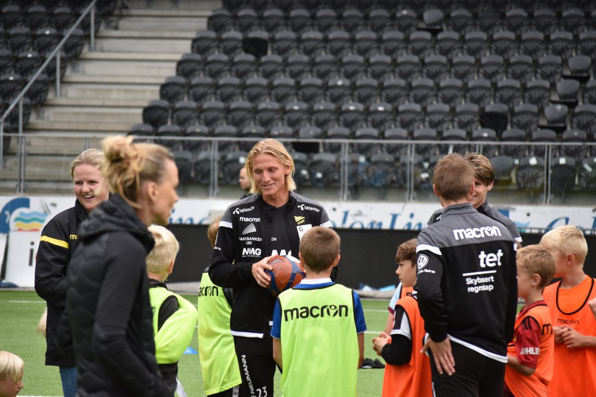 Erlend Segberg, Eirik Wichne og Kasper Skaanes snakker med barna etter at siste kamp var ferdigspilt.