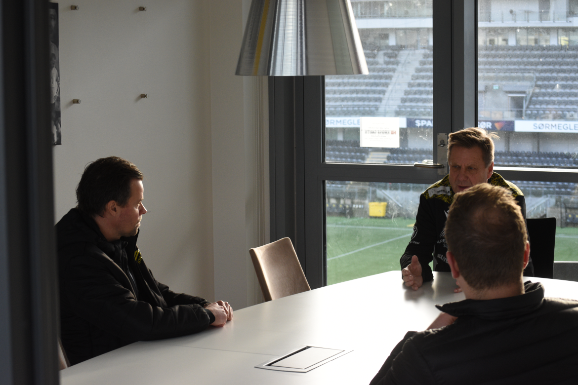 Losje som passer bra som møterom og kontor for litt mindre bedrifter. Utsikt til kunstgresset på Sparebanken Sør Arena.