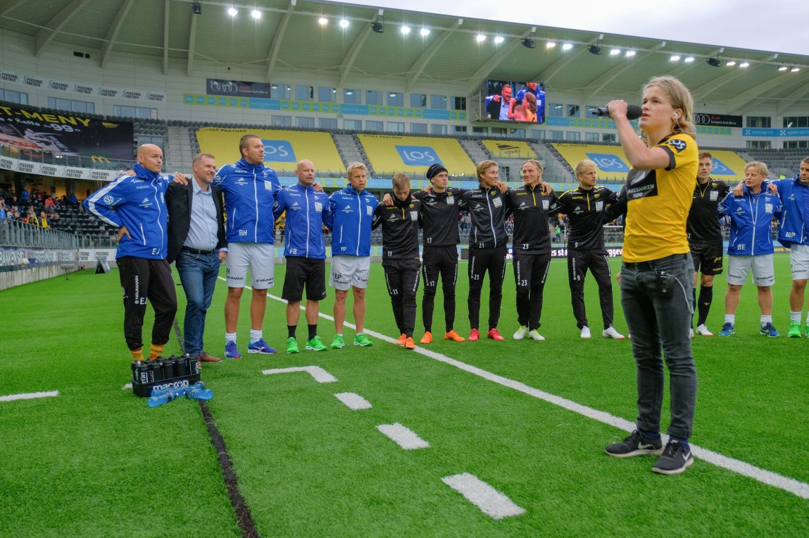 Ole Vaaler synger hymnen