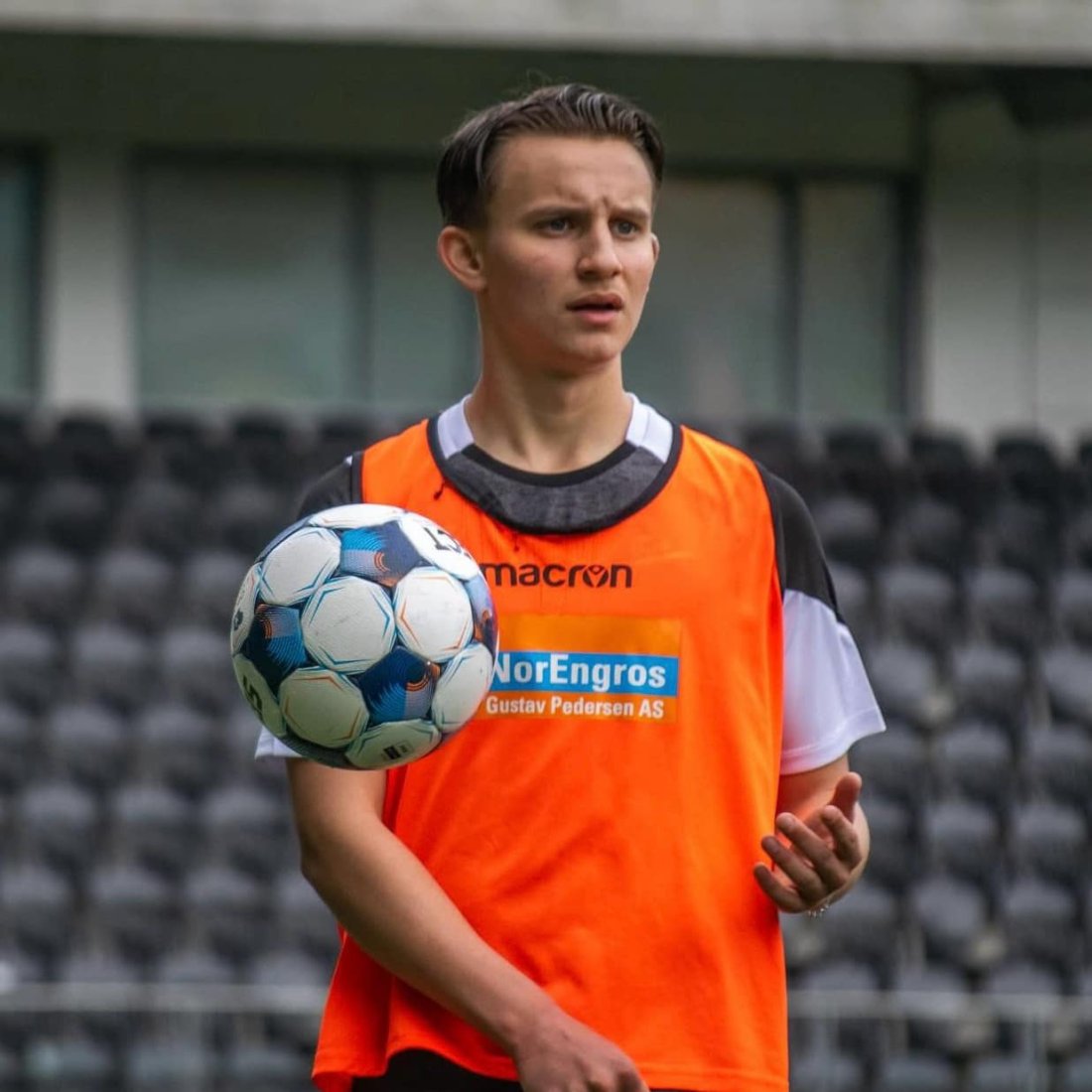 Hadis har hatt en stor utvikling siden han kom til klubben. Her er han på A-laget sin trening tidligere i år.