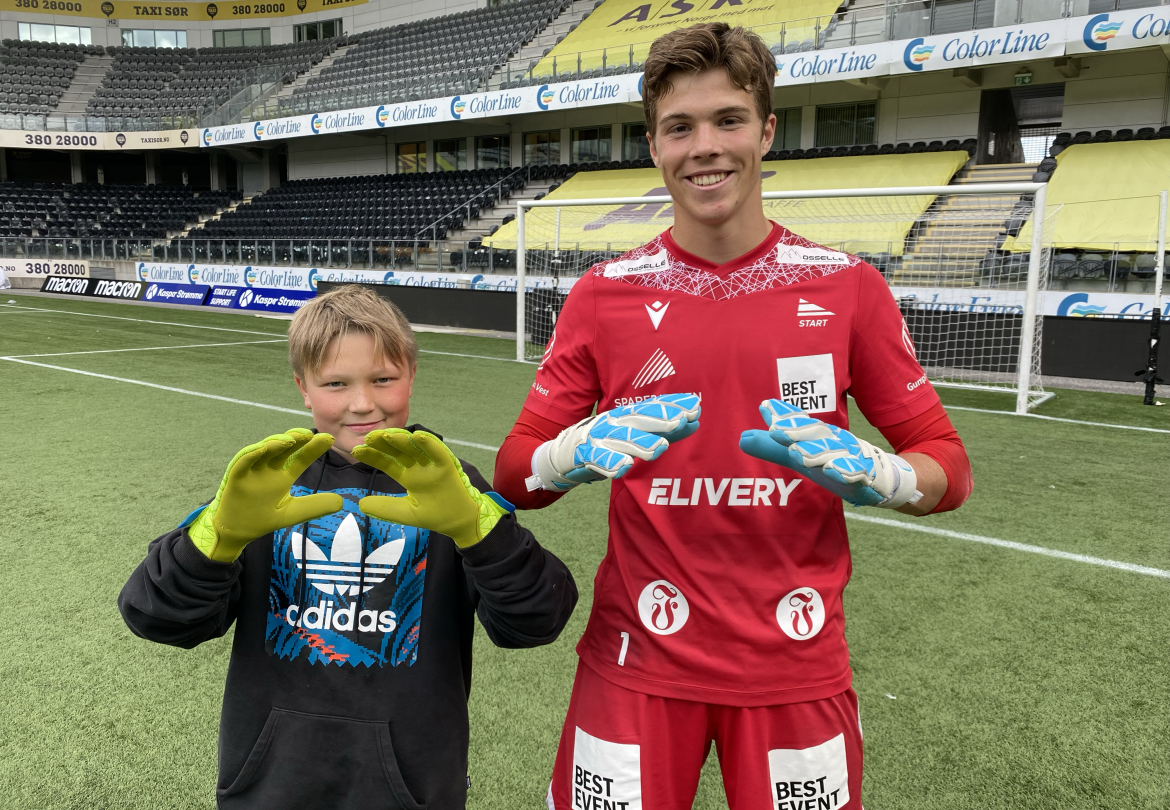 Oliver Kjær (10) er keeper på Søgne Lunde G10. Her hilser han på Start- favoritten sin, Jasper Silva Torkildsen. (Foto: Egil Olsen).