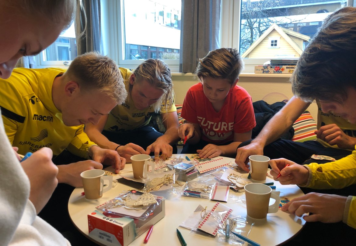 Martin Ramsland, Erlend Segberg og en av guttene på barneposten dypt konsentrert under en tegnekonkurranse.