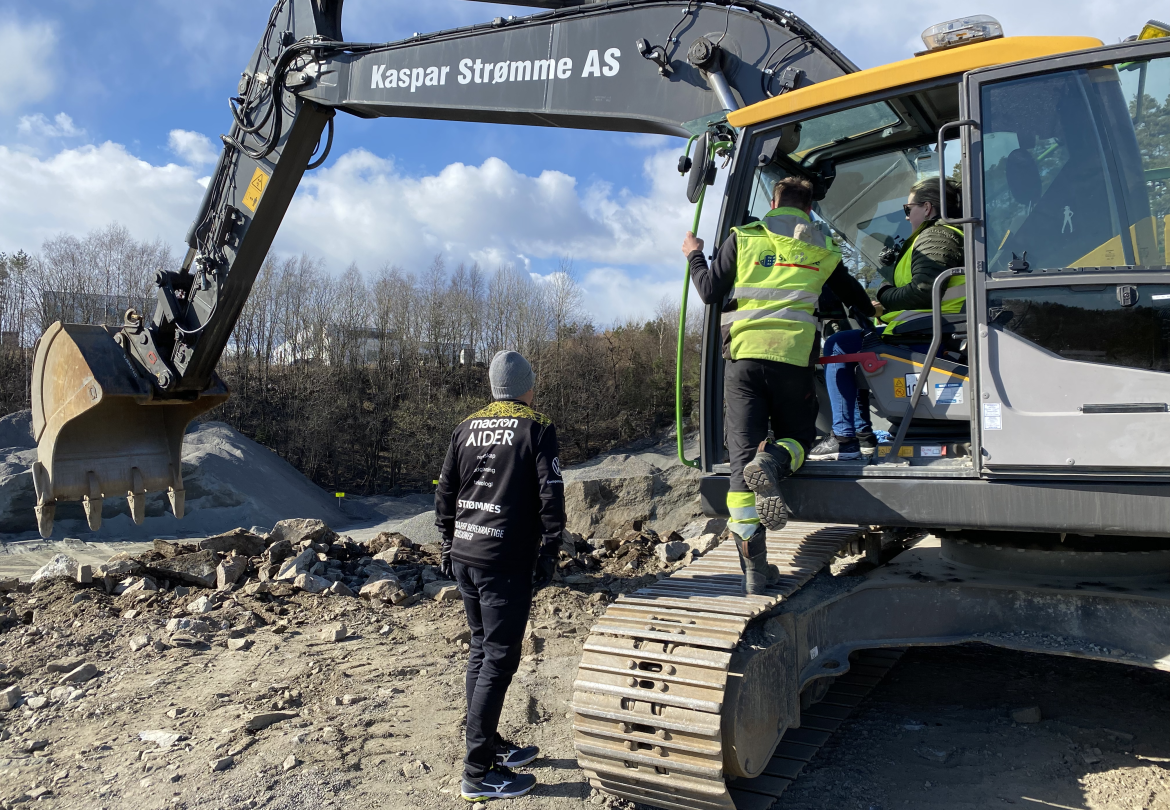 Maren Nuland Marcussen, billettansvarlig i Start, er en særdeles allsidig dame. Her viser hun at hun også kan kjøre gravemaskin.