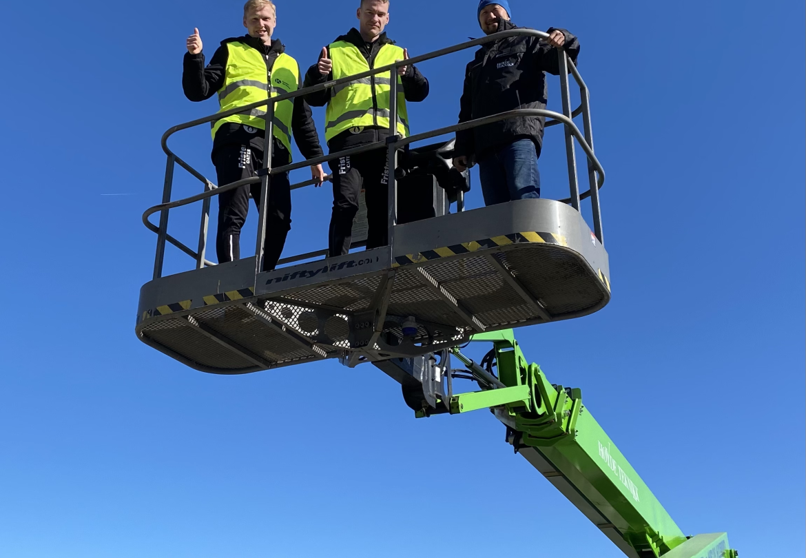 Vegard Bergan (t.v.) og Jon-Helge Tveita ser ikke ut til å ha vært veldig bekymret i den høyeste liften. Til høyre står ledsager Kim Utsogn fra Høyde Teknikk.