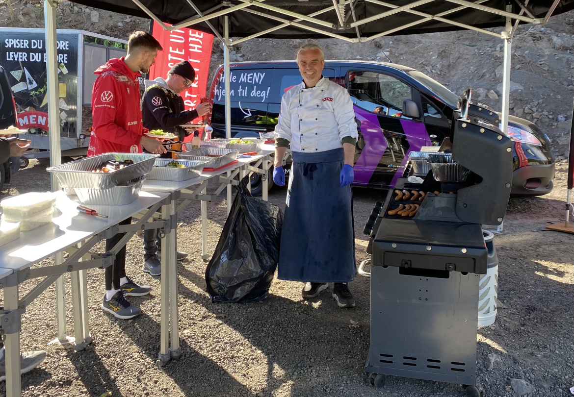Leiv Widar Arnesen fra Meny, bare kalt grillkongen, serverte nydelig mat. Her er det Mark Fabricius Jensen og Kristian Westgaard som tar for seg av godsakene.