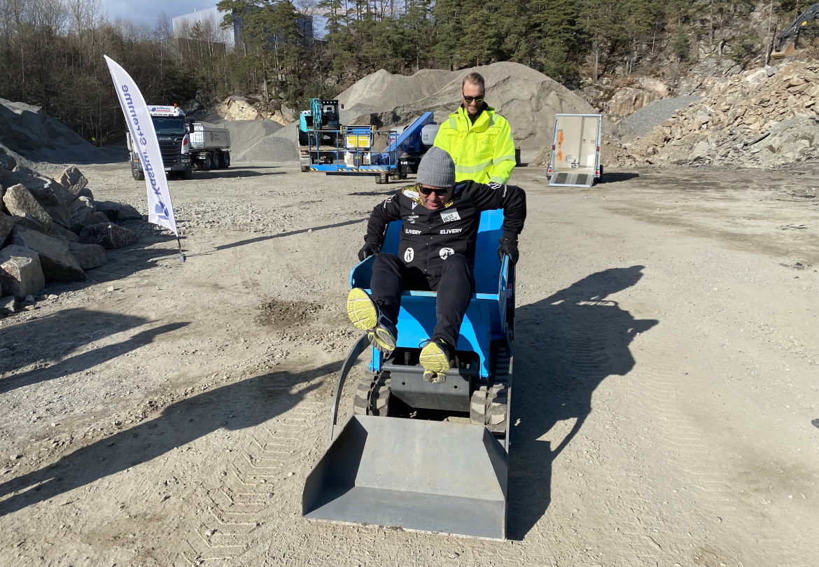 Robert Haukaas kjører litt villmann med Terje Marcussen i grabben.