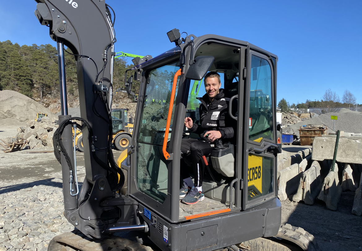 Henrik Robstad kan også annet enn å stoppe angrepsspillere. Han imponerte i presisjonskjøringen med liten gravemaskin.