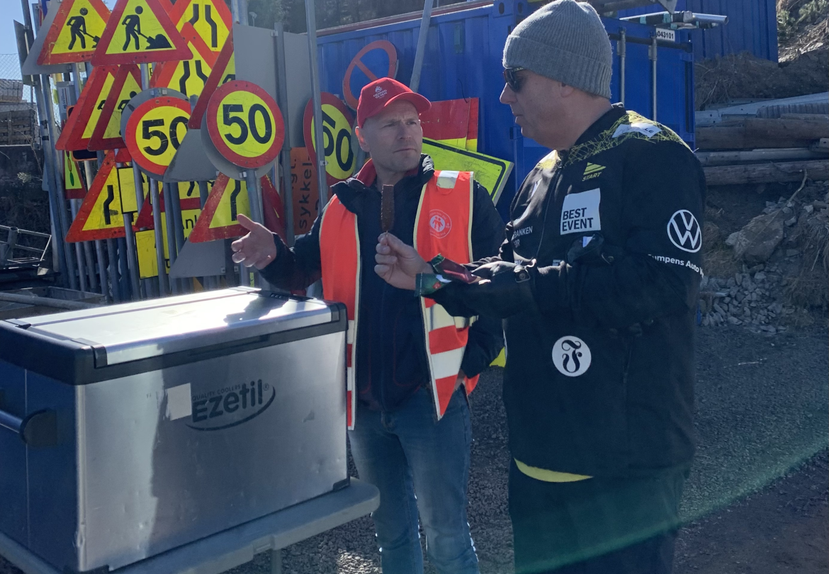Atle Hodne fra Hennig-Olsen Is stod for desserten. Her er han i samtale med Terje Marcussen.