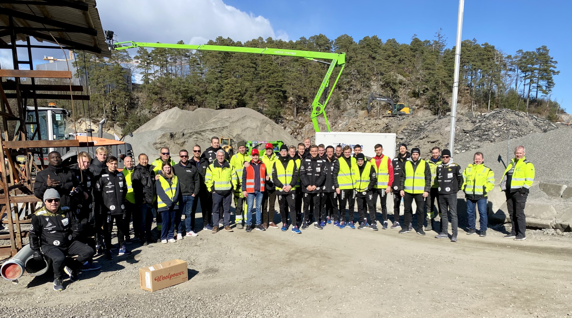 Starts spillere og ledere sammen med ansatte fra Kaspar Strømme, Høyde Teknikk og Hennig-Olsen Is samlet før stunt-dagen i Sørlandsparken torsdag: F.v.: Terje Marcussen, Alagie Sanyang, Kristoffer Tønnessen, Jonatan Braut Brunes, Emir Derviskadic, Leif Holand, Kim Utsogn, Henrik Sandvik med datter Aurora, Kurt Larsen, Robert Haukaas, Levi Toader, Rune Hægeland, Bernt Erik Aasland, Atle Hodne, Alf Holtskog, Mathias Grundetjern, Eirik Schulze, Henrik Robstad, Vegard Bergan, Kristoffer Valsvik, Jon-Helge Tveita, Sander Sjøkvist, Vito Wormgoor, Peter Reinhardsen, Luc Mares, Cameron Cresswell, Mark Fabricius Jensen, Henrik Gjesdal, Espen Børufsen, Tor Are Dvergsdal, Kristian Westgaard, Kristian Kristensen og Tom Gordon Hansen.