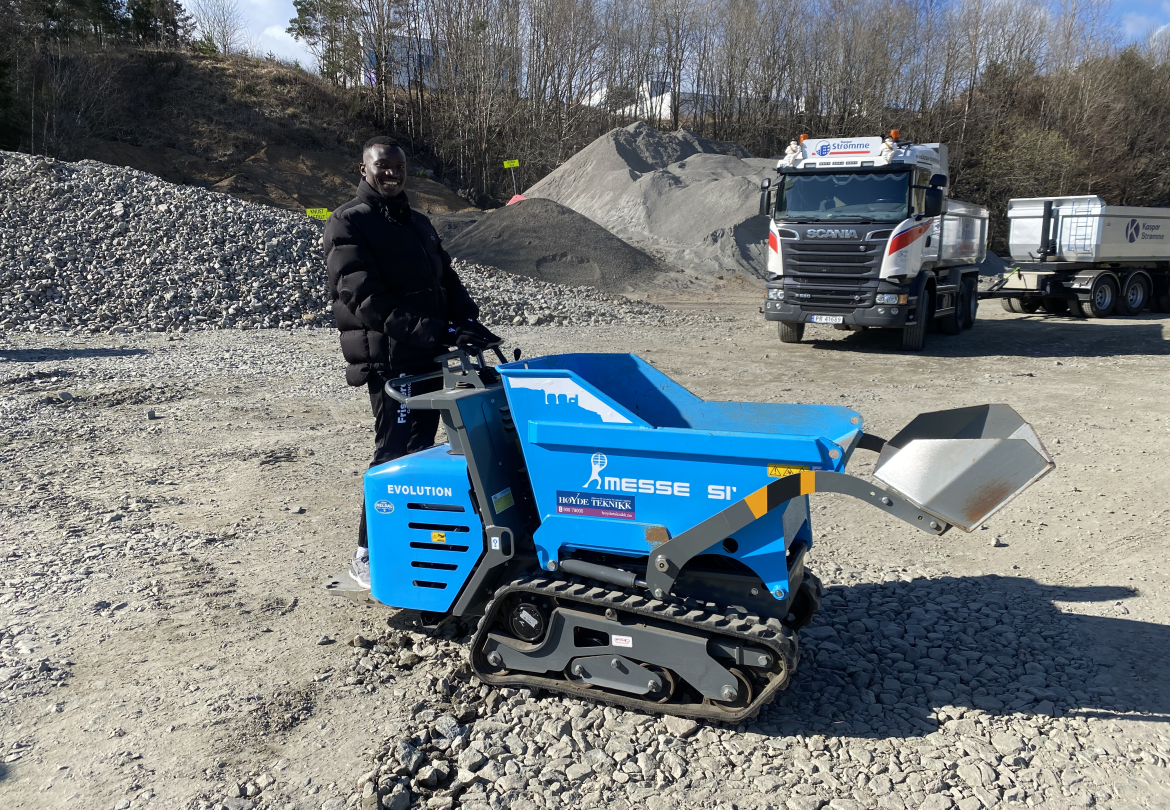 Alagie Sanyang syntes det var spesielt moro å kjøre minidumperen.