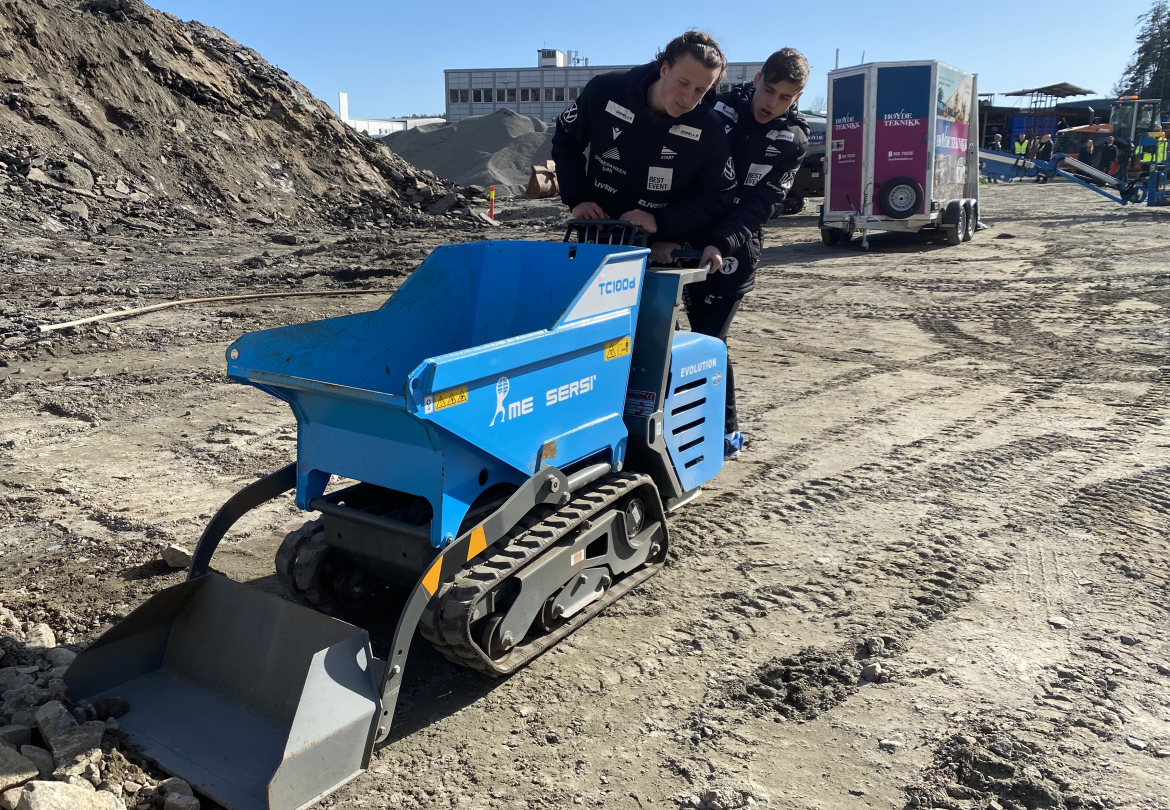 Etter å ha utfordret høydeskrekken i den høyeste liften, syntes Sander Sjøkvist og Emir Derviskadic det var behagelig å kjøre minidumperen.