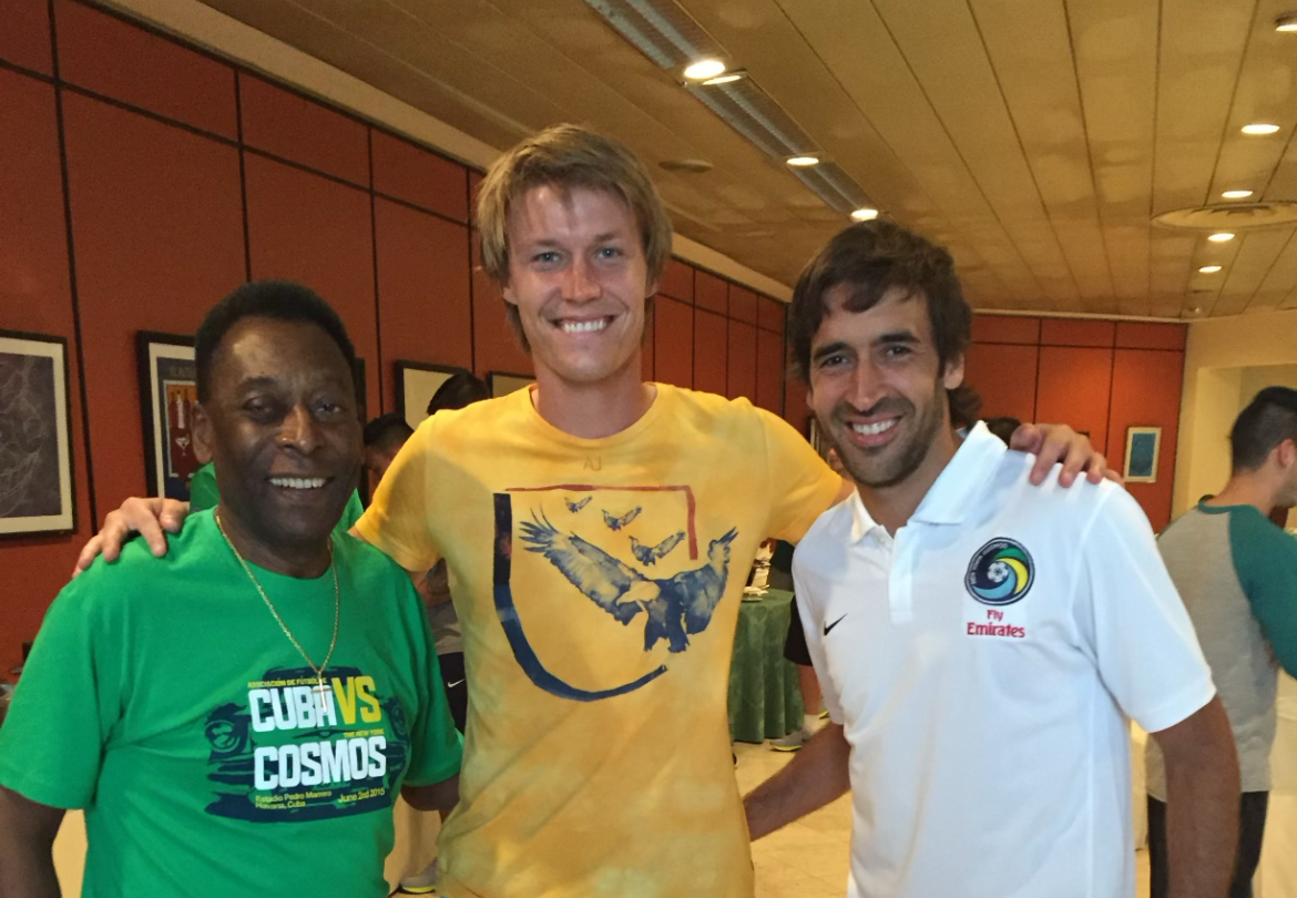 Mads Stokkelien sammen med to av verdens beste fotballspillere gjennom tidene; Pele (t.v.) og Raul som han spilte sammen med i New York Cosmos. (Foto. Privat).