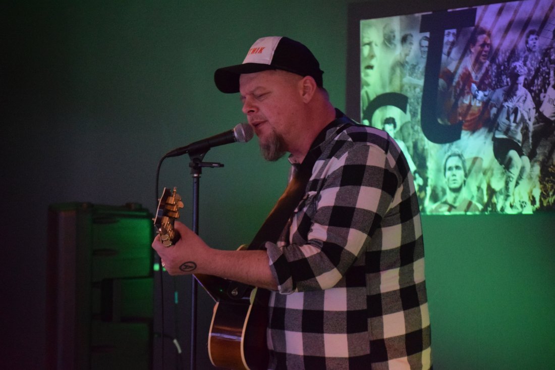 Stein Roger Sordal sang vakre julesanger for gjengen!