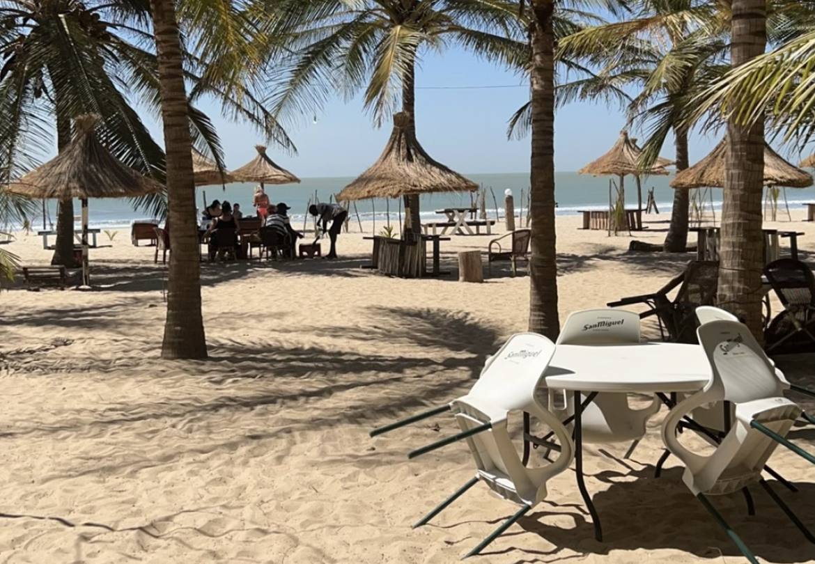 Det er idyllisk på stranden i Bakau, der det er rundt 24 garder i vannet. Zakaria og kompisene hans tilbringer en del tid her på dagtid. (Foto: Privat).