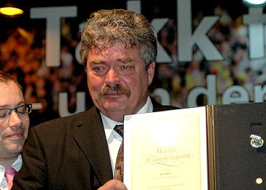Kai Eriksen med Norges Vels medalje, som gis til dem med over 25 år sammenhengende tjeneste hos samme arbeidsgiver.