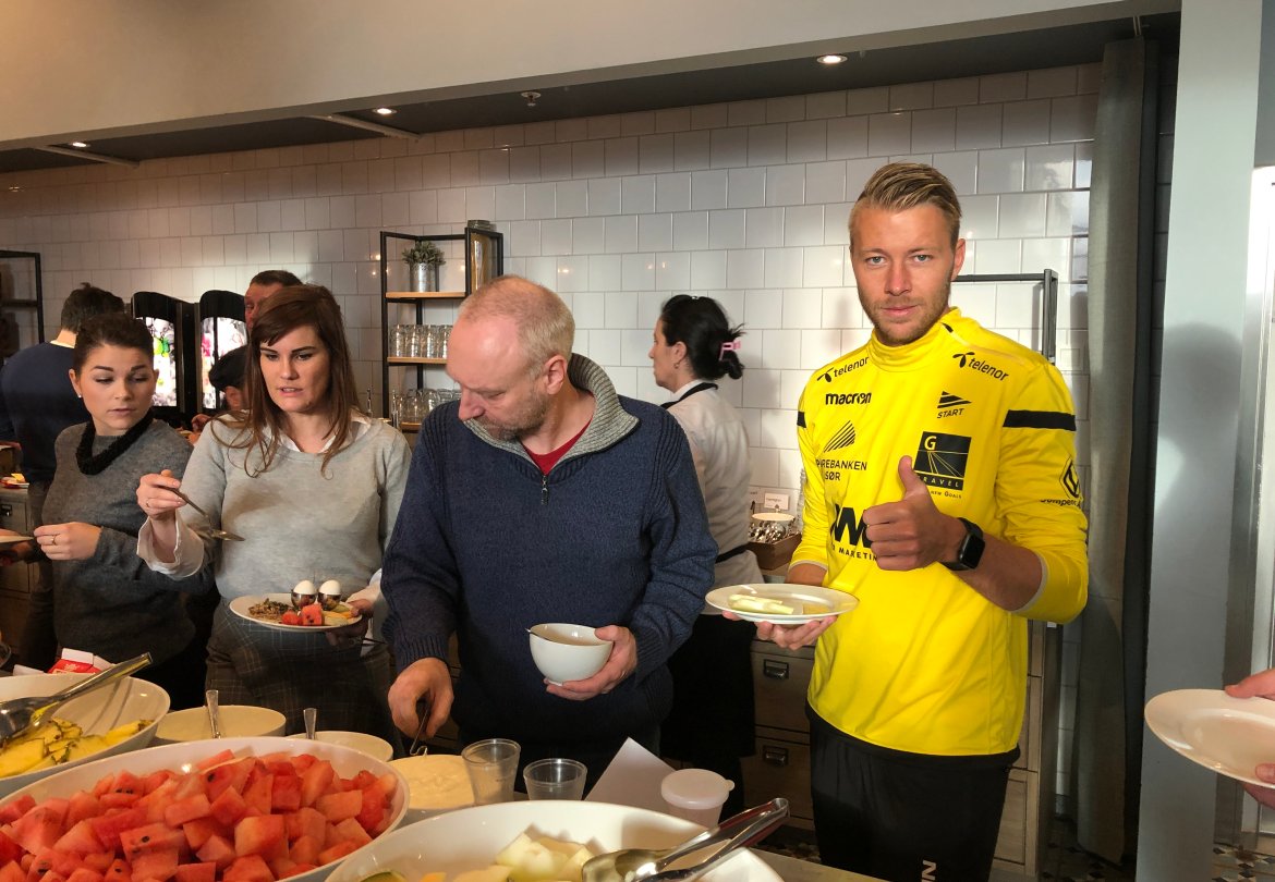 Henrik Robstad godt fornøyd med frokostbuffeten på Scanic Bystranda Hotell