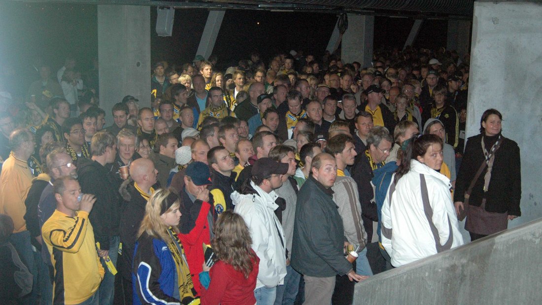 Publikum i kø for «prøvevisning» av uferdig Sør Arena.