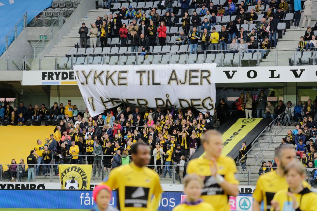 Supporterne takker av Kristoffer før hans siste hjemmekamp mot Stabæk. Foto: Tor Erik Schrøder / NTB