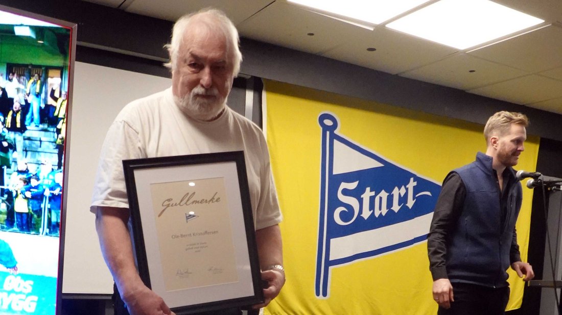 Gullmerke med diplom tildelt Ole-Bernt Kristoffersen som også fikk stående applaus fra salen.
