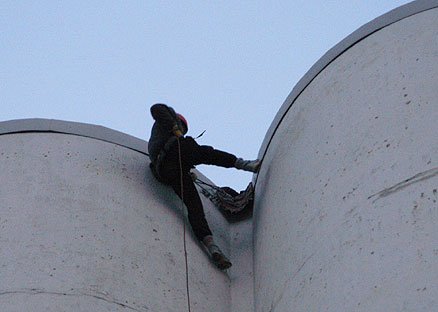 og trør feil. Det er 35 meter ned, men heldigvis har han god sikring