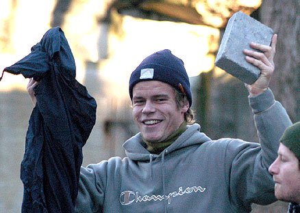 Marius viser, etter målgang, stolt frem mursteinene!