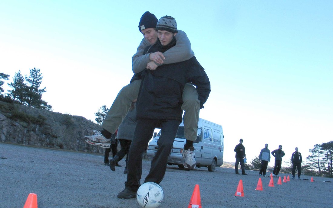 Tommy med Marius på ryggen gjennom kjeglegangen