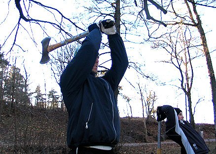 Kai og Steinar kaster økser. Meget bra utført
