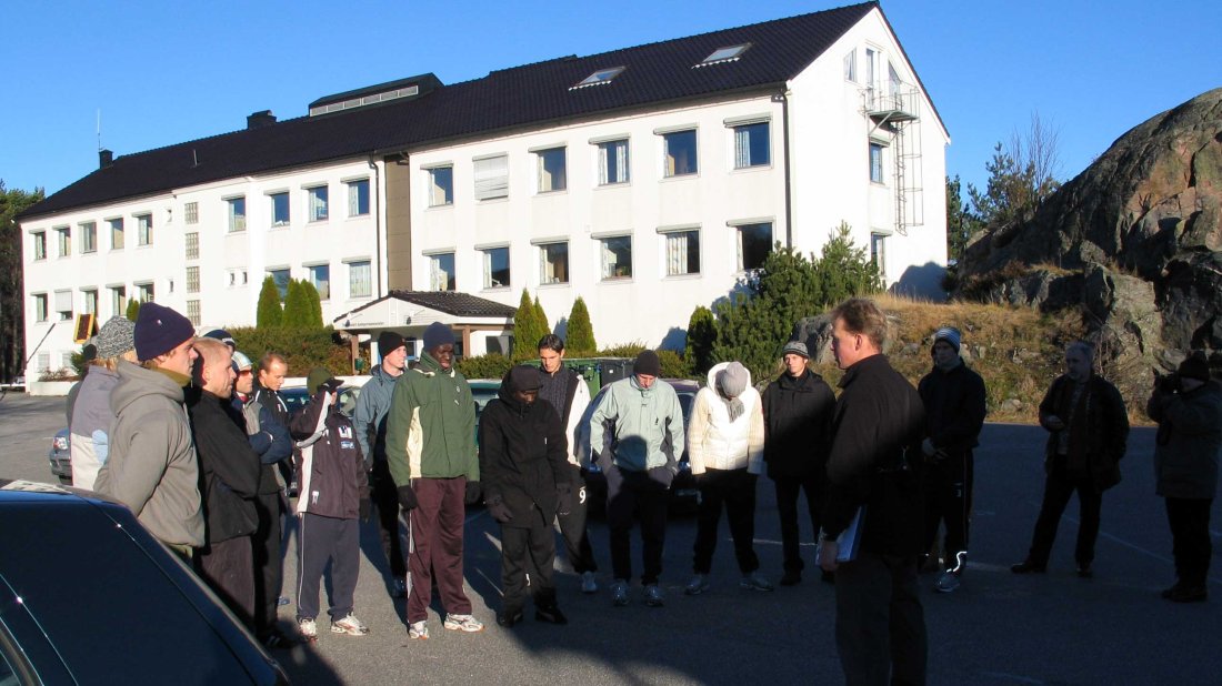 Christian Berthelsen briefer Startgutta før de slippes løs på Odderøya....