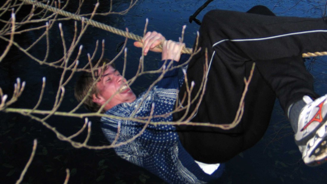 Jesper derimot har problemer, men kom seg da over uten å bli våt.