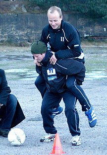 Rått parti: Fredrik dribler med Asbjørn på ryggen